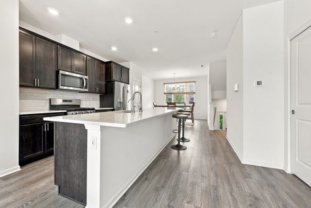 1209 Lakepointe Drive, Schaumburg, IL 60173