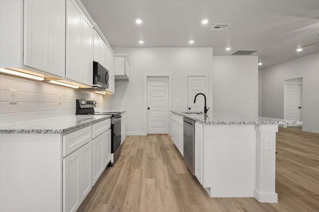 2427 Aberdeen Avenue, Wolfforth, TX 79382