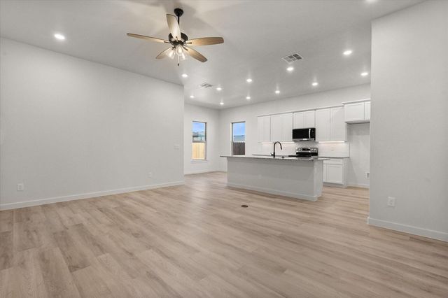 2427 Aberdeen Avenue, Wolfforth, TX 79382