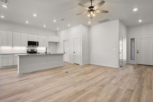 2427 Aberdeen Avenue, Wolfforth, TX 79382