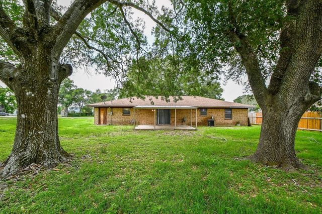 703 S Washington Street, El Campo, TX 77437