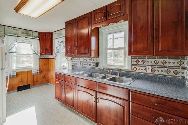 207 W Roseland Avenue, Springfield, OH 45503