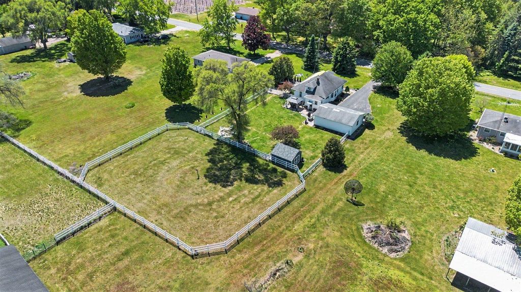 1165 S Bainbridge Center Road, Benton Harbor, MI 49022