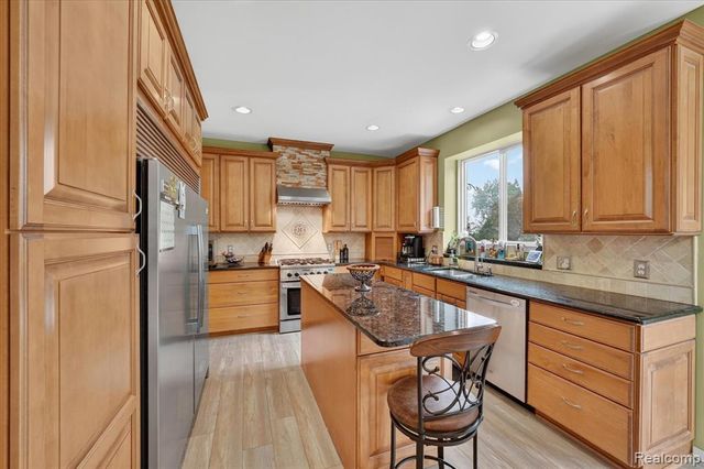 50414 Greycoat Lane, Macomb, MI 48044