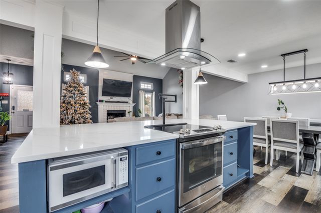 1017 Meadow Creek Drive, Lancaster, TX 75146