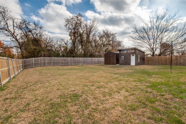 1017 Meadow Creek Drive, Lancaster, TX 75146