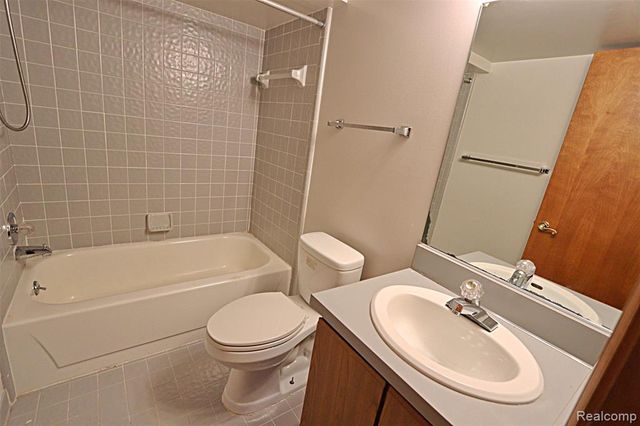 35132 Meadow Lane 37, Farmington Hills, MI 48335