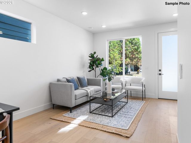 4372 Ne Going St, Portland, OR 97218