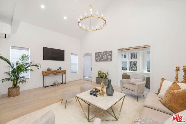 157 Hart Avenue, Santa Monica, CA 90405