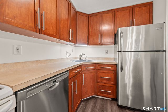 38 Rambling Brook Lane B6, Glastonbury, CT 06033
