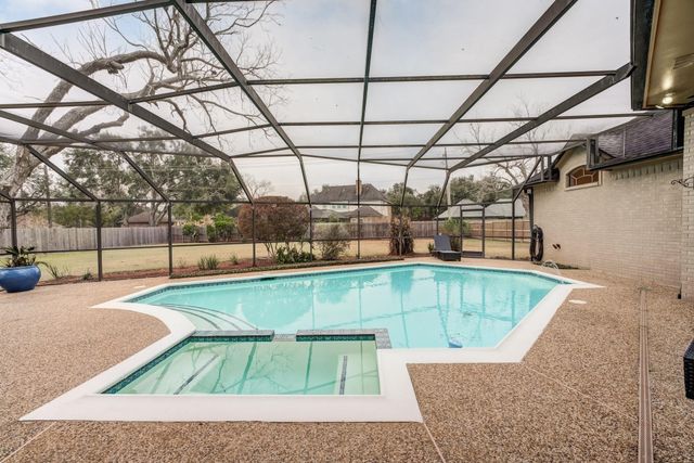 338 Timbercreek Drive, Lake Jackson, TX 77566