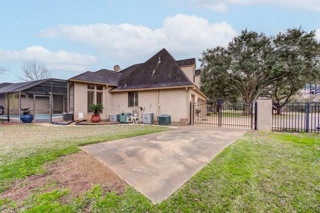 338 Timbercreek Drive, Lake Jackson, TX 77566