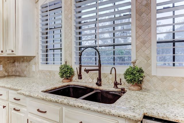 338 Timbercreek Drive, Lake Jackson, TX 77566