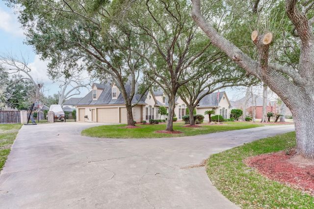 338 Timbercreek Drive, Lake Jackson, TX 77566