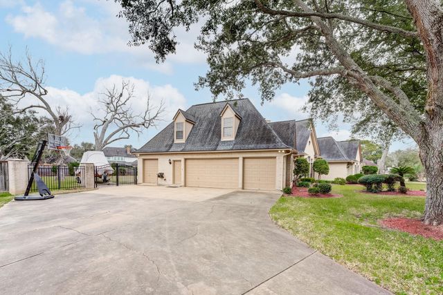 338 Timbercreek Drive, Lake Jackson, TX 77566