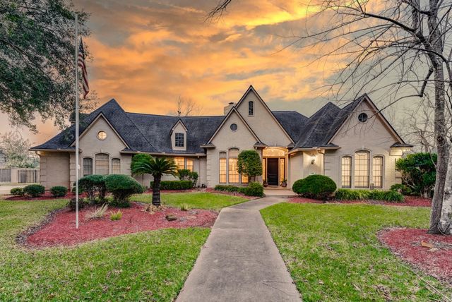 338 Timbercreek Drive, Lake Jackson, TX 77566