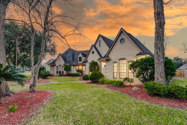 338 Timbercreek Drive, Lake Jackson, TX 77566