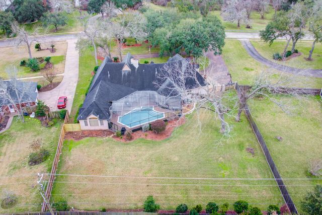 338 Timbercreek Drive, Lake Jackson, TX 77566