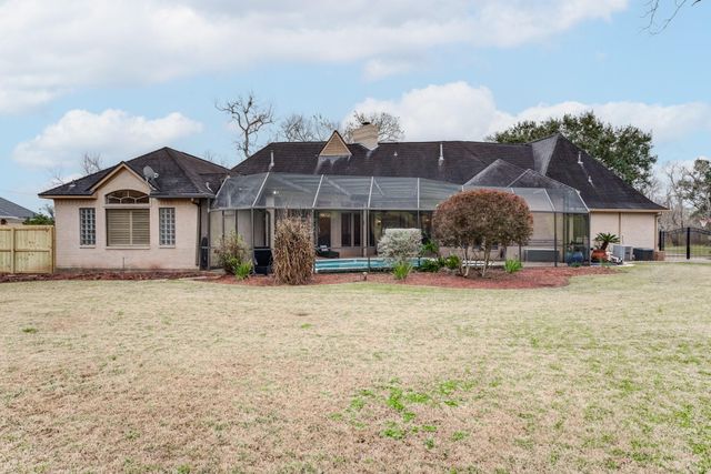 338 Timbercreek Drive, Lake Jackson, TX 77566