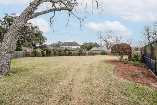 338 Timbercreek Drive, Lake Jackson, TX 77566