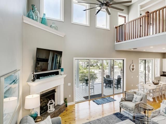 7652 Key West Dr, Navarre Beach, FL 32566