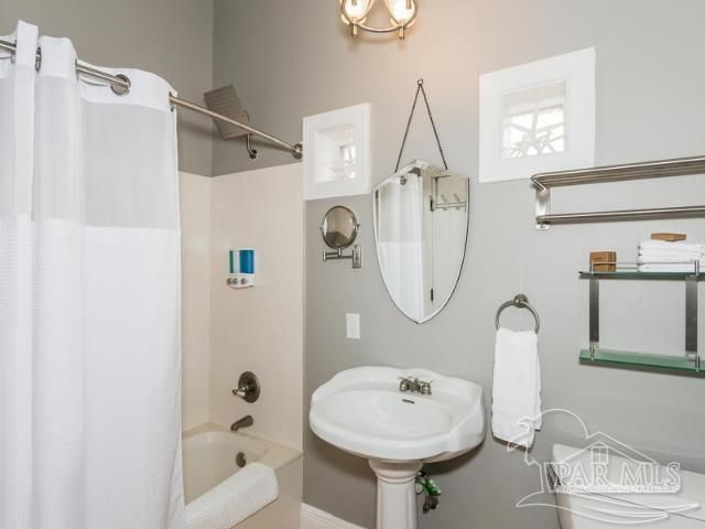 7652 Key West Dr, Navarre Beach, FL 32566