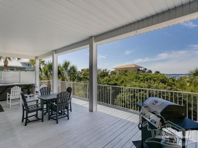 7652 Key West Dr, Navarre Beach, FL 32566