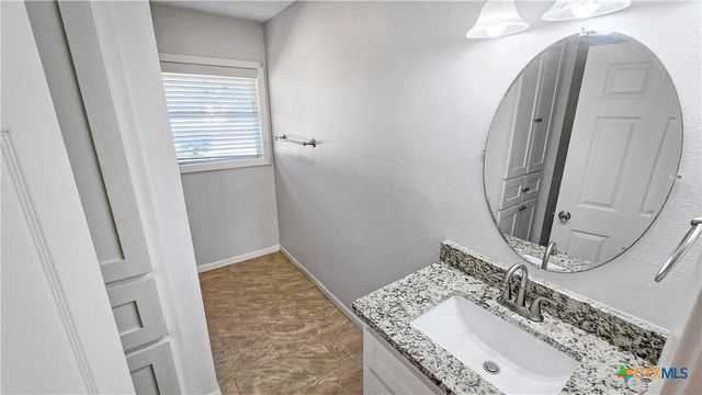 1717 E Mesquite Lane, Victoria, TX 77901