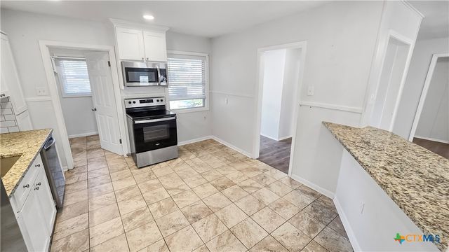 1717 E Mesquite Lane, Victoria, TX 77901