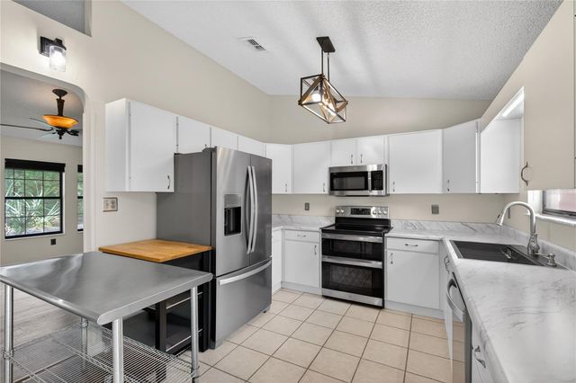 25302 GLEN EAGLES ST, Sorrento, FL 32776