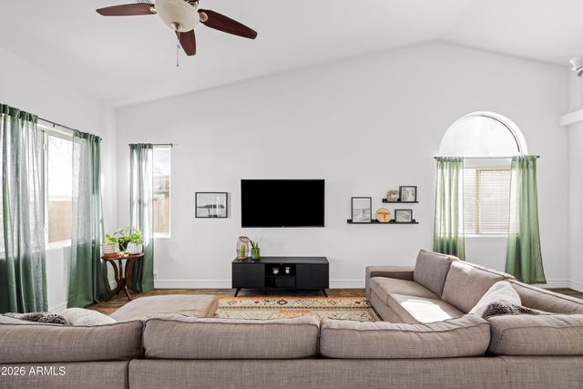 7996 W STELLA Avenue, Glendale, AZ 85303