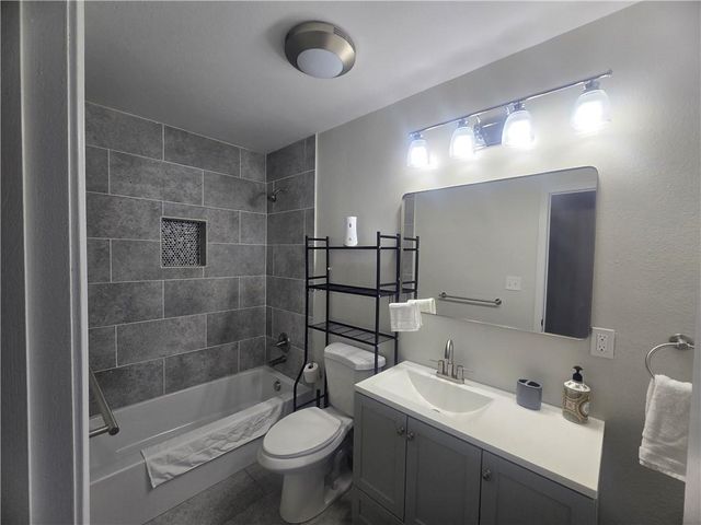 4939 Woodland Avenue, Kansas City, MO 64130