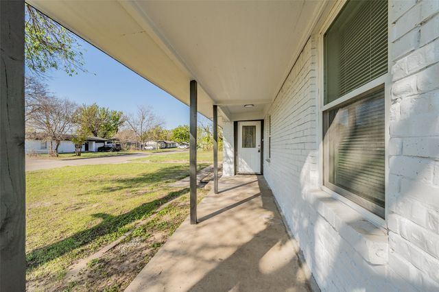5569 Burton Avenue, Fort Worth, TX 76119