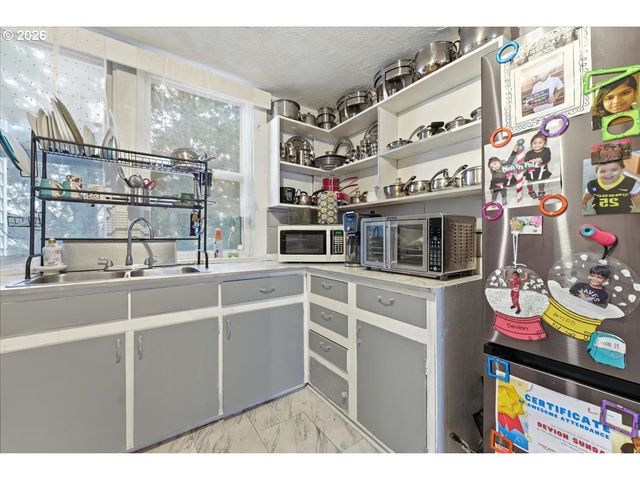 215 Ne GOING St, Portland, OR 97211