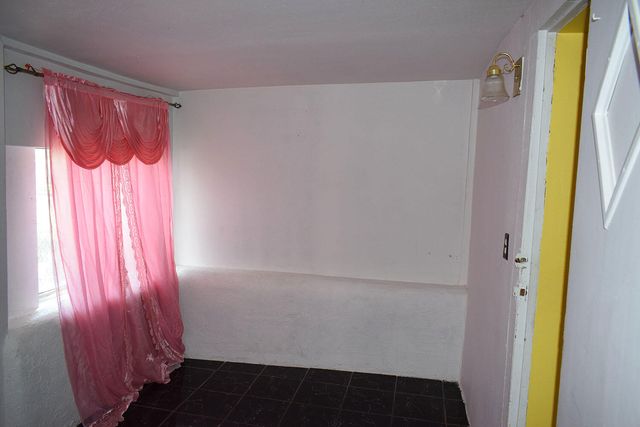 909 Pacific Avenue SW, Albuquerque, NM 87102