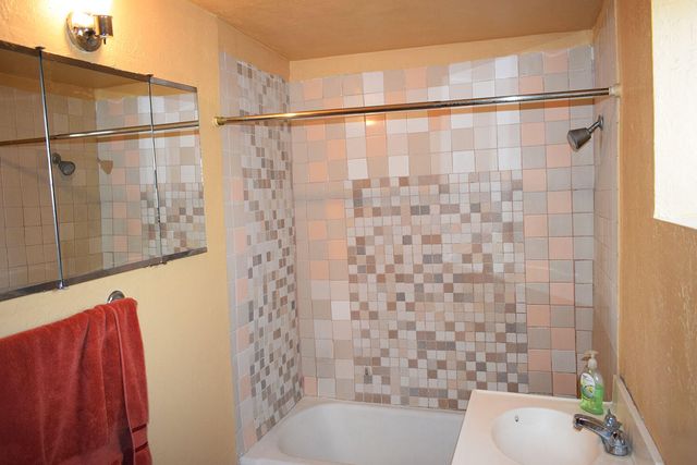 909 Pacific Avenue SW, Albuquerque, NM 87102