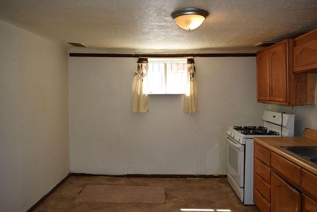 909 Pacific Avenue SW, Albuquerque, NM 87102