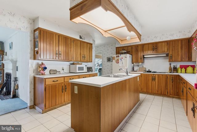 800 PLYMOUTH RD, Gwynedd Valley, PA 19437