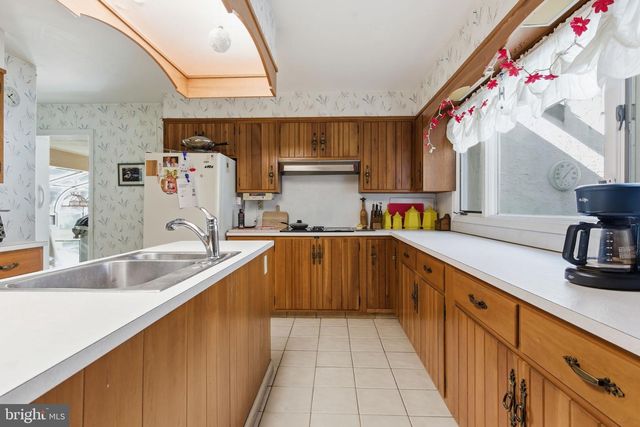 800 PLYMOUTH RD, Gwynedd Valley, PA 19437