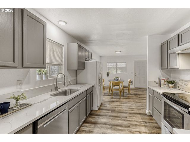 9002 Ne PRESCOTT St, Portland, OR 97220