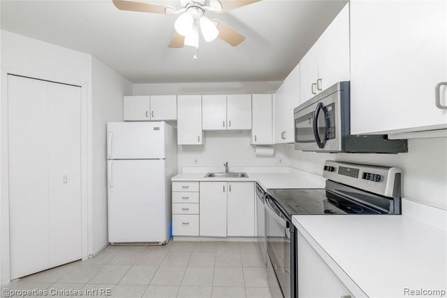 6600 Ridgefield Circle, West Bloomfield, MI 48322