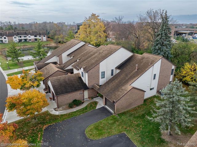 6600 Ridgefield Circle, West Bloomfield, MI 48322
