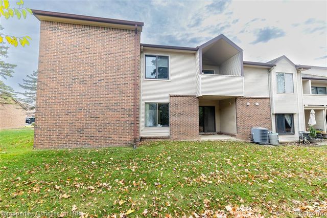 6600 Ridgefield Circle, West Bloomfield, MI 48322