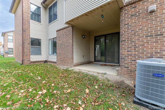 6600 Ridgefield Circle, West Bloomfield, MI 48322