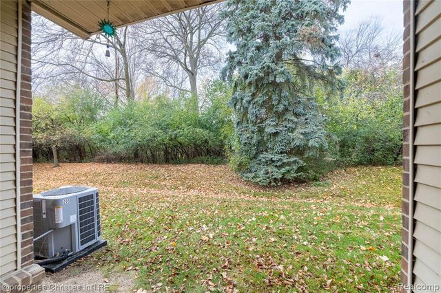 6600 Ridgefield Circle, West Bloomfield, MI 48322