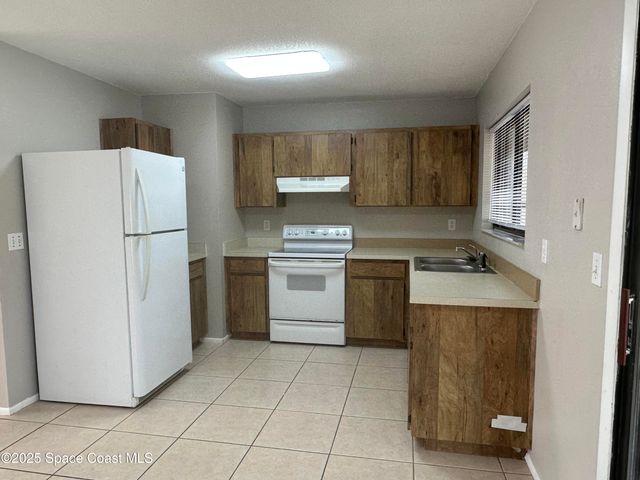511 Dinner Street NE, Palm Bay, FL 32907