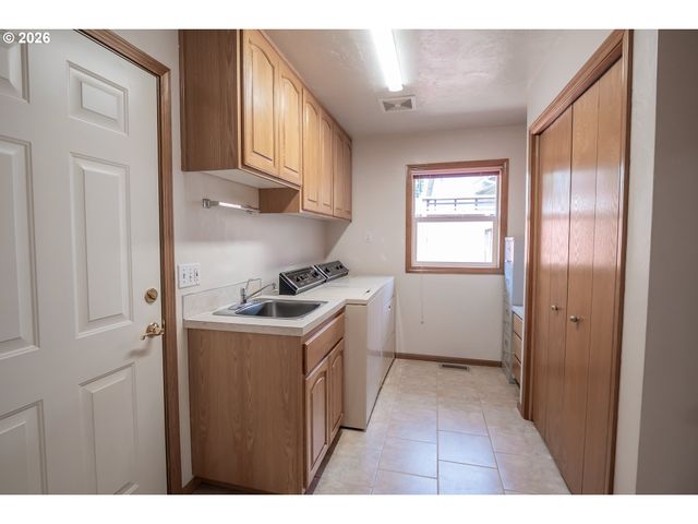 4347 WENDOVER St, Eugene, OR 97404