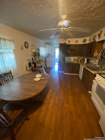 516 W Dunlap, Sabinal, TX 78881