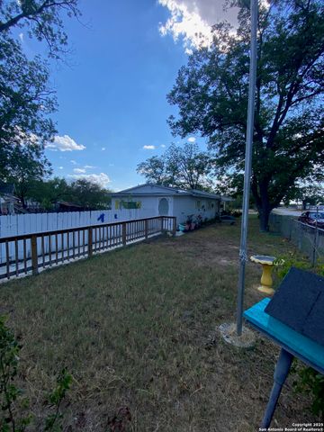 516 W Dunlap, Sabinal, TX 78881