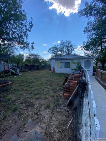 516 W Dunlap, Sabinal, TX 78881